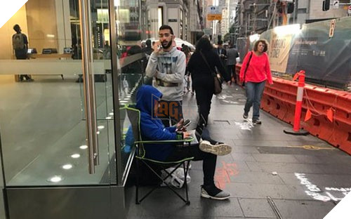 Anh cùng hai người bạn thay nhau trực chiến.