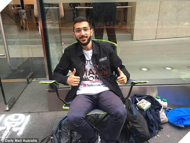 
Mazen Kourouche đã trực sẵn tại cửa hàng Apple từ hôm nay.
