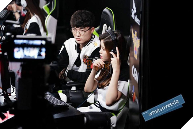 
Thấy gái xinh là xúm vào ngay
