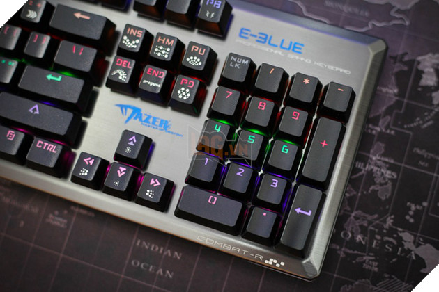 
Eblue Mazer EKM737 gây ấn tượng tốt ngay khi mở hộp với phần vỏ trên được làm bằng nhôm phay xước trông rất hiện đại và sang trọng.
