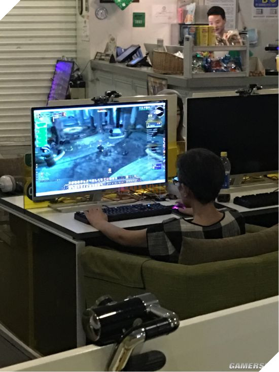 Khâm phục cụ bà 60 tuổi vẫn hàng ngày ra quán Net "cày" game online