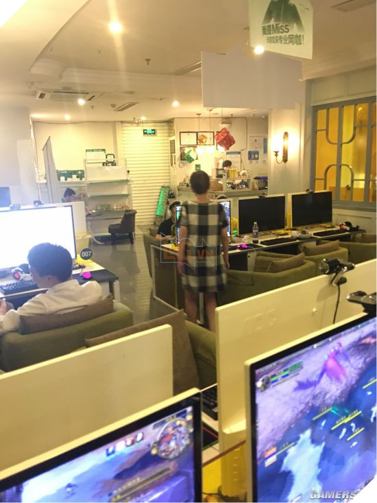 
Cụ bà 60 tuổi vẫn hàng ngày ra quán Net chơi World of WarCraft
