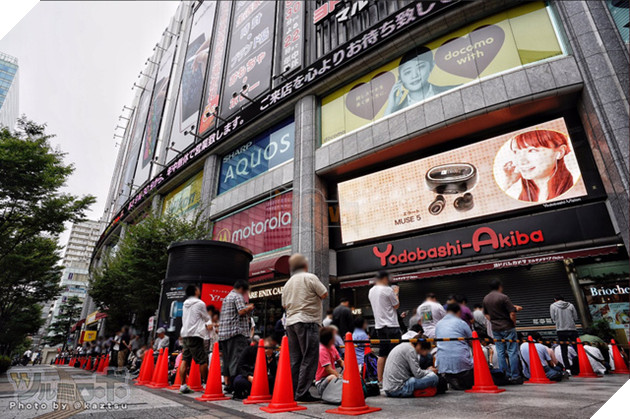 Máy chơi game "cổ lỗ sĩ" nhưng người Nhật vẫn xếp hàng cả cây số để chờ mua