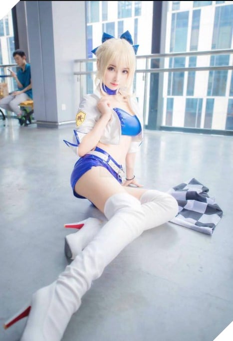 Bộ ảnh cosplay Saber sexy tinh khôi trong trang phục đua xe mới lạ 2