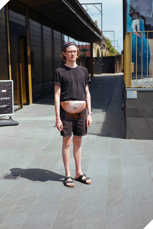 
Đeo vào thì sẽ như thế này, cơ bản vì anh chàng này quá gầy nên trông hơi... chán đời
