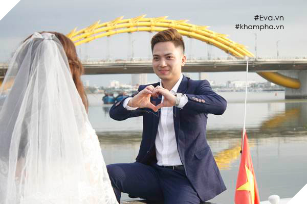 
Huynh luôn dành cho Huyền sự quan tâm, ân cần.
