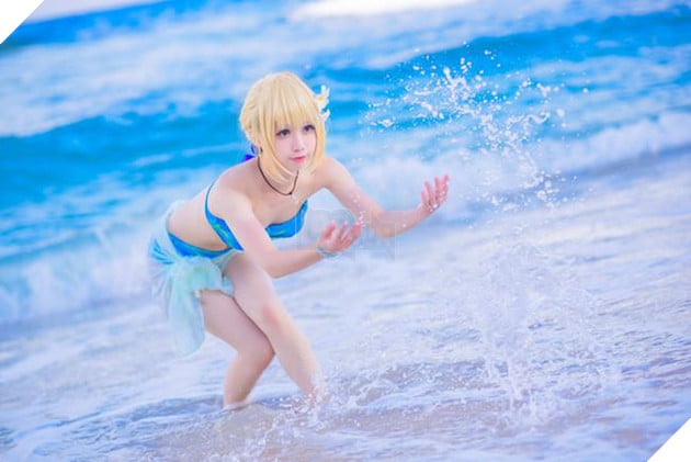 Tiếp tục ngất ngây với cosplay nàng Saber trong trang phục áo tắm