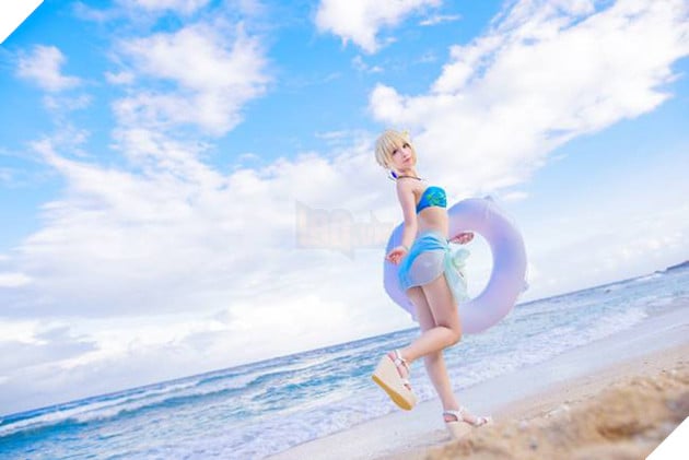 Tiếp tục ngất ngây với cosplay nàng Saber trong trang phục áo tắm