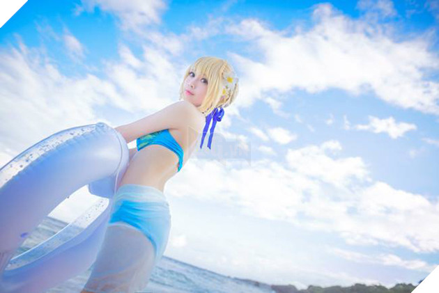 Tiếp tục ngất ngây với cosplay nàng Saber trong trang phục áo tắm