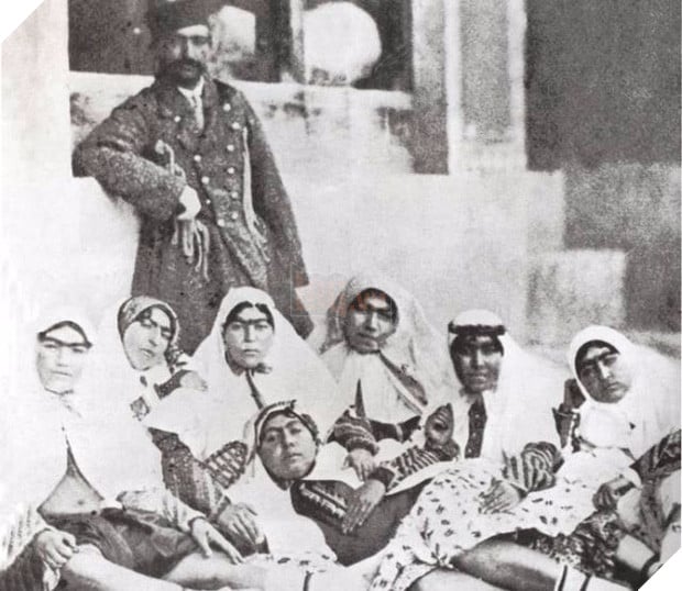 
Một phần trong hậu cung trăm người của shah Nasser al-Din
