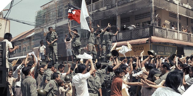  First They Killed My Father - Tâm huyết của Angelina Jolie dành cho Campuchia 4