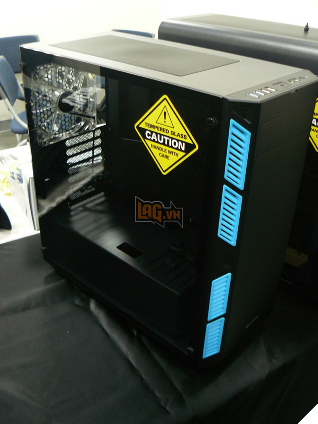 Sharkoon AI700 Silent - Cứng cáp, chống ồn hiệu quả, nếu cần vẫn có kính cường lực 8