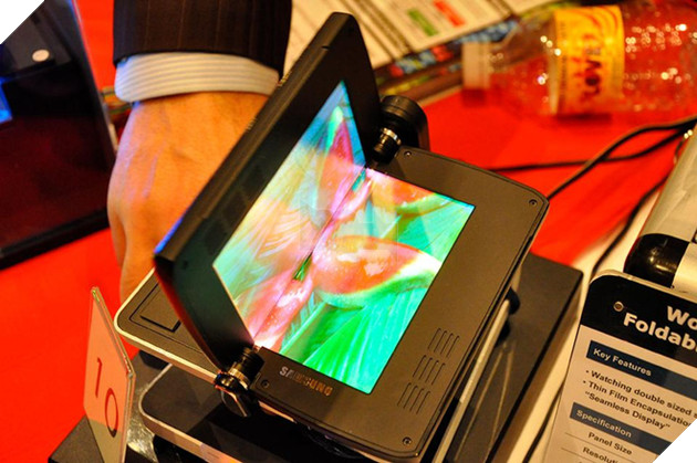 Lộ diện smartphone Galaxy X có thể gập được của Samsung 3