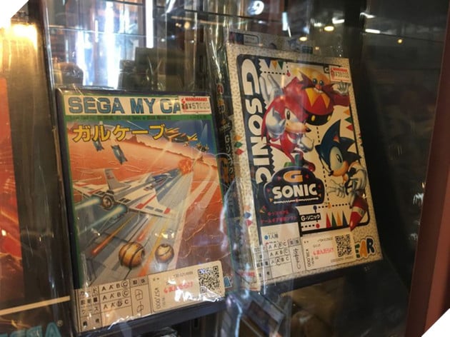 
Sonic Blast là một trò chơi khá phổ biến cho Game Gear ở Mỹ, nhưng đây là phiên bản của Nhật có tên G Sonic, có giá 8 triệu đồng. Còn bên cạnh là một game cực hiếm cho máy Sega SG - 1000, có tên Gulcave, có nó giá 11,5 triệu đồng.
