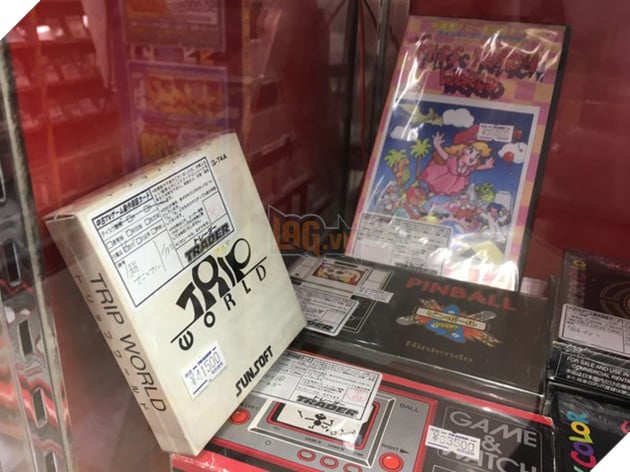 
Mặc dù có tên gần giống nhau và nằm sát nhau trong tủ kính của cửa hàng Trader, trò chơi Trip World và Miss Peach World chắc chắn không cùng nằm trong một series. Cả hai đều có giá 9 triệu đồng.
