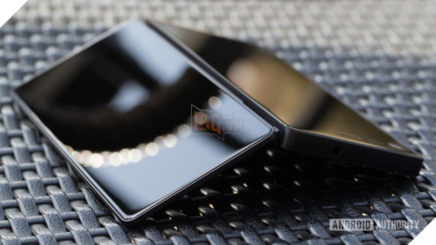 Không chỉ Samsung, ZTE cũng chuẩn bị ra mắt điện thoại 2 màn hình có thể gập mang tên Axon Multy