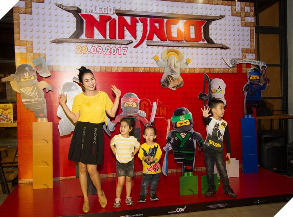 Gia đình nghệ sĩ Ốc Thanh Vân tạo kiểu bên background phim