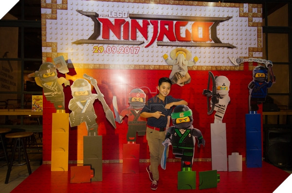 Bé Trọng Khang chụp hình cùng Lực lượng Ninja Bí mật