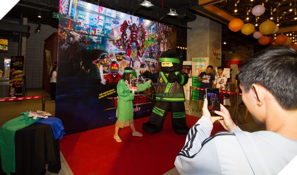 Khán giả hâm mộ chụp ảnh lưu niệm cùng Ninja Xanh Lá