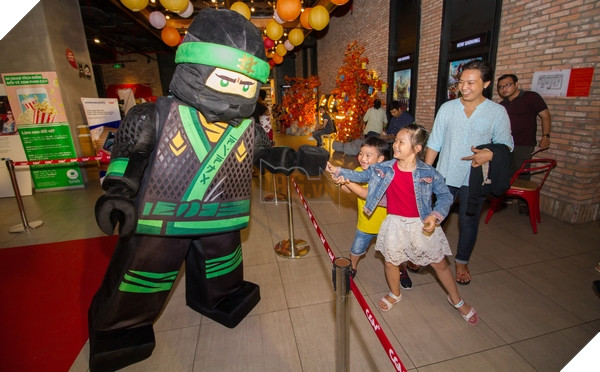 Ninja Xanh Lá "cụng tay" với những người hâm mộ nhí