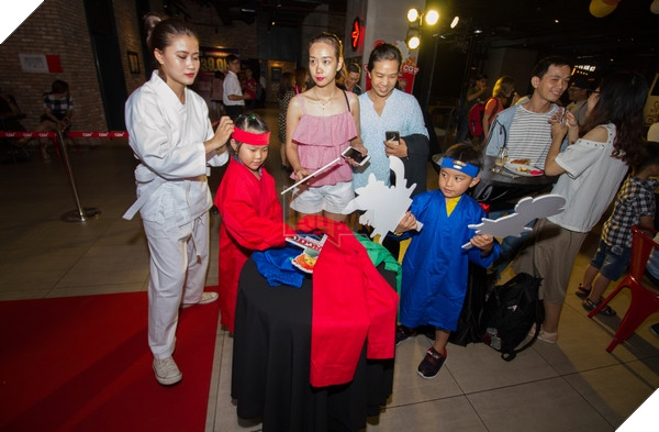 Các bé tham gia sự kiện được mặc trang phục võ thuật ...
