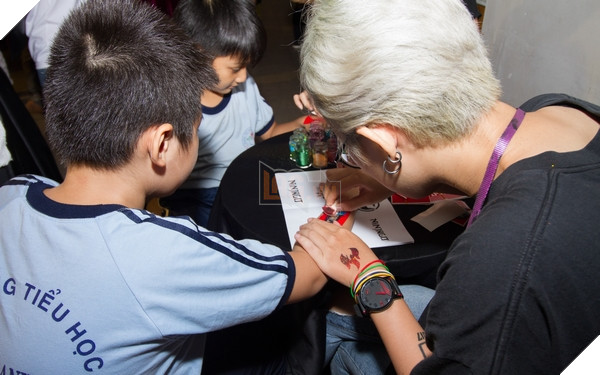 Hoạt động vẽ chữ lên tay cho các bé tại sự kiện