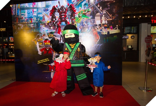... và chụp hình cùng Ninja Xanh Lá