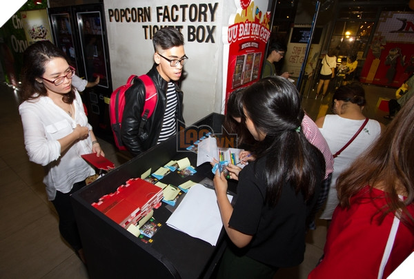 Khách mời tham gia check-in tại cổng vào sự kiện