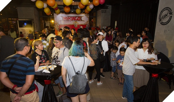 Rất đông khách mời và nghệ sĩ tham gia tại sự kiện