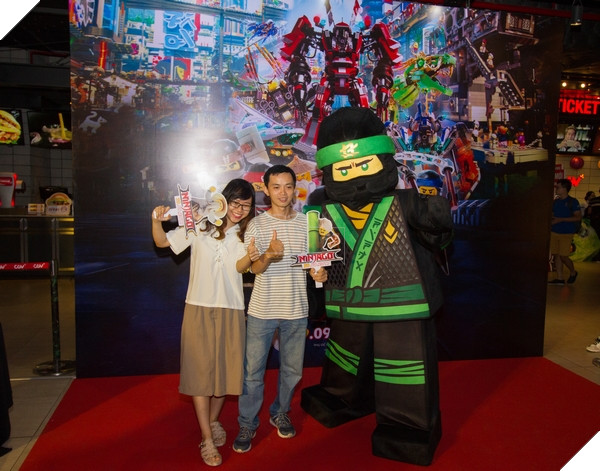 Khán giả hâm mộ chụp ảnh lưu niệm cùng Ninja Xanh Lá