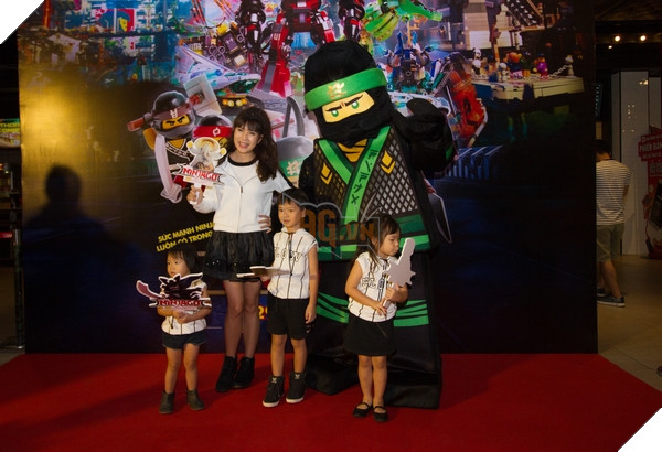 Gia đình nghệ sĩ Minh Hà chụp hình cùng Ninja Xanh Lá