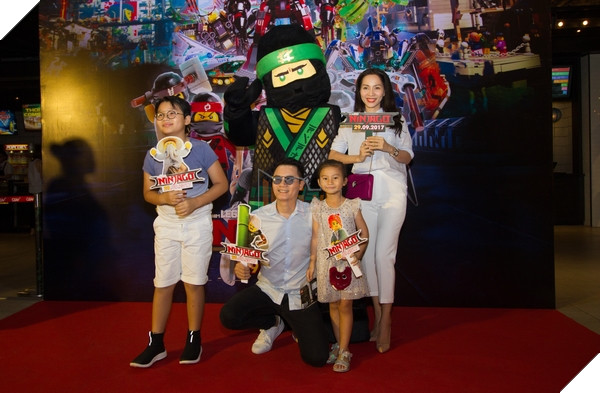 Gia đình nghệ sĩ Hoàng Bách tham gia sự kiện, chụp hình lưu niệm cùng Ninja Xanh Lá