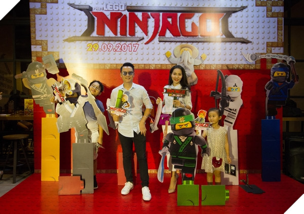 Gia đình nghệ sĩ Hoàng Bách cùng nhau chụp hình cùng Lực lượng Ninja bí mật