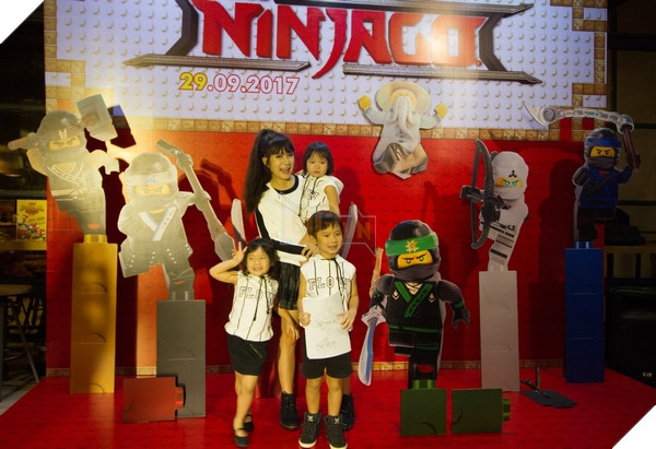 Minh Hà nhí nhảnh bên các con