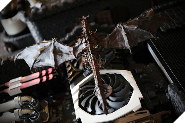 Bộ máy tính bàn cờ ma thuật chất đến từng mili-mét, không thể nào rời mắt nổi!