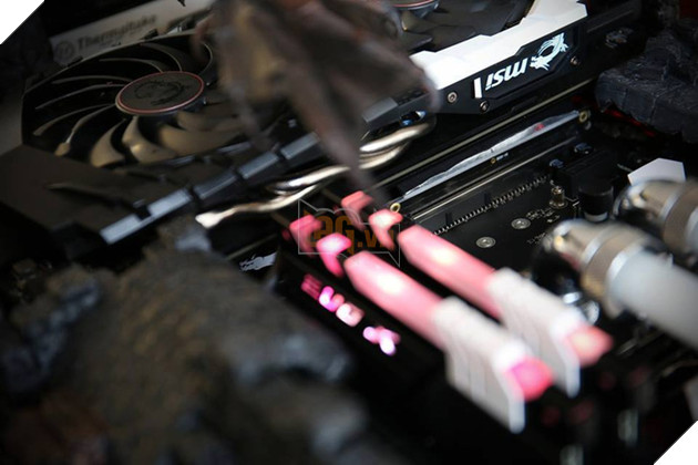 Bộ máy tính bàn cờ ma thuật chất đến từng mili-mét, không thể nào rời mắt nổi!