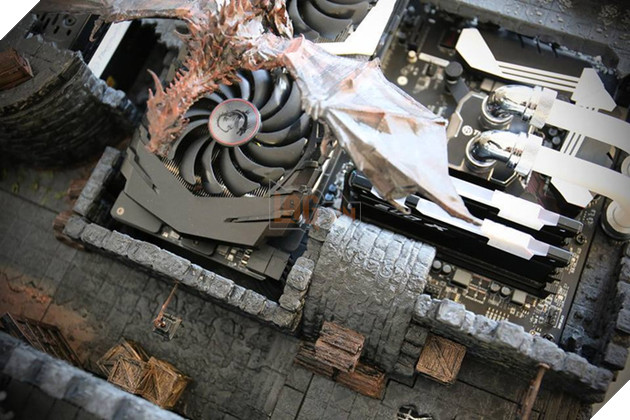 Bộ máy tính bàn cờ ma thuật chất đến từng mili-mét, không thể nào rời mắt nổi!