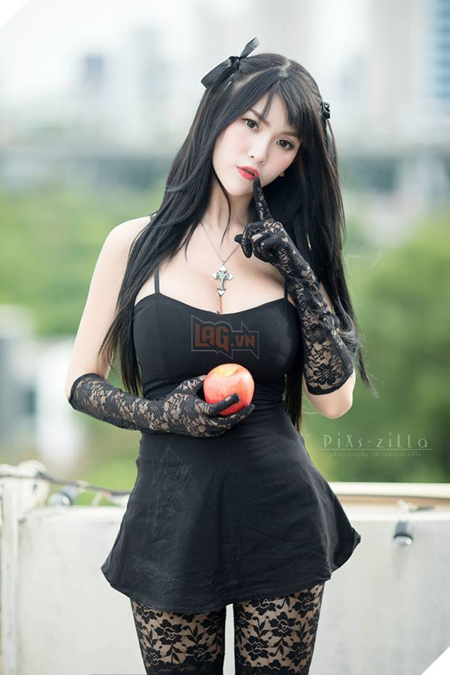 Chảy máu mũi với cosplay Misa Amane "ngực đầy" trong Death Note