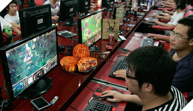 Có nên ăn bánh Trung Thu khi đang chơi game?