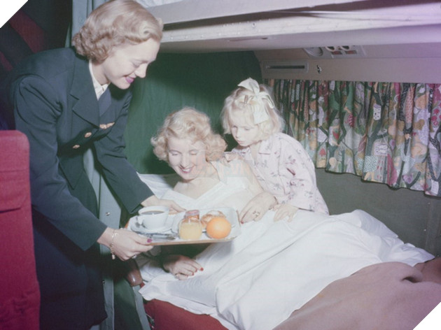 13 bức ảnh cho thấy bữa ăn trên máy bay cách đây 60 năm sang chảnh gấp chục lần ngày nay - Ảnh 2.