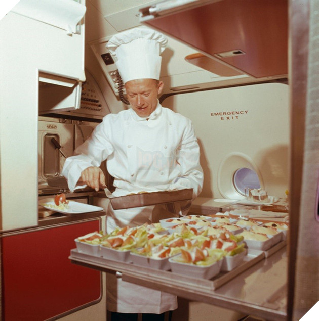 13 bức ảnh cho thấy bữa ăn trên máy bay cách đây 60 năm sang chảnh gấp chục lần ngày nay - Ảnh 11.