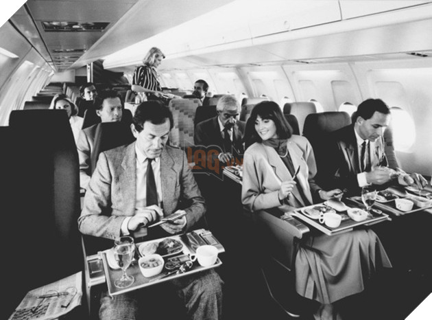 13 bức ảnh cho thấy bữa ăn trên máy bay cách đây 60 năm sang chảnh gấp chục lần ngày nay - Ảnh 13.