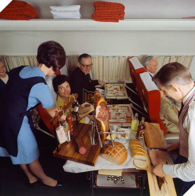 13 bức ảnh cho thấy bữa ăn trên máy bay cách đây 60 năm sang chảnh gấp chục lần ngày nay - Ảnh 9.