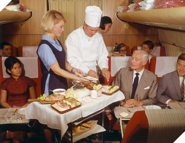 13 bức ảnh cho thấy bữa ăn trên máy bay cách đây 60 năm sang chảnh gấp chục lần ngày nay - Ảnh 10.