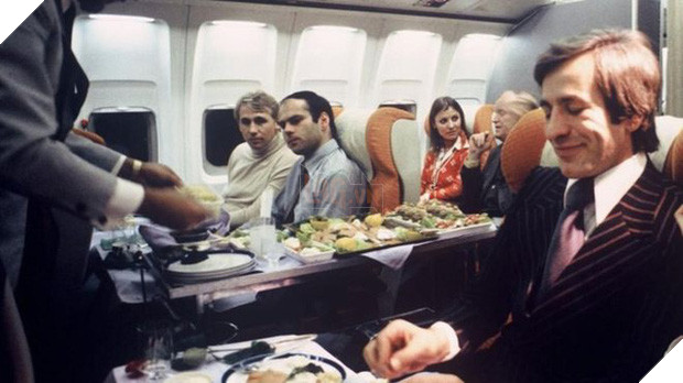 13 bức ảnh cho thấy bữa ăn trên máy bay cách đây 60 năm sang chảnh gấp chục lần ngày nay - Ảnh 1.