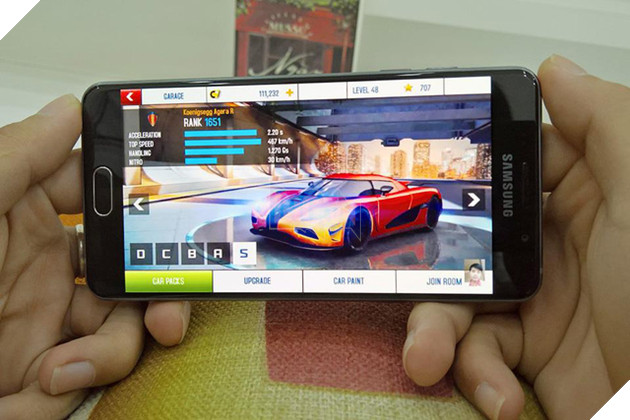 Dòng smartphone tầm trung đã có thêm một đại diện ưu tú - Samsung Galaxy J7+ 3