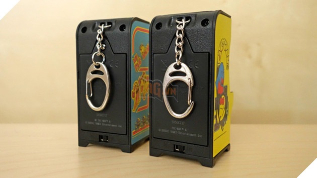 
Mỗi bộ Tiny Arcade được tích hợp một móc treo phía sau, ý tưởng của nhà sản xuất là treo máy chơi game này chung với chùm chìa khóa
