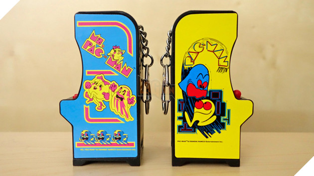 
Trong ảnh là 2 trong số 4 phiên bản Tiny Arcade đang được bán trên thị trường (Pac-Man, Ms.Pac-Man, Galaxian và Space Invaders)
