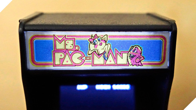 
Thiết kế đậm chất retro, công nghệ in half-tone (chỉ sử dụng vài màu sắc, nhưng tạo được ảo giác về màu trung gian trong hình ảnh), đèn nèn LED không đồng đều...
