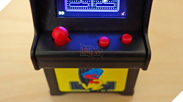 
Mỗi máy Tiny Arcade được trang bị joystick và 2 nút bấm
